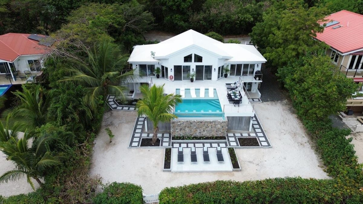 Rainbow Beach House open living area