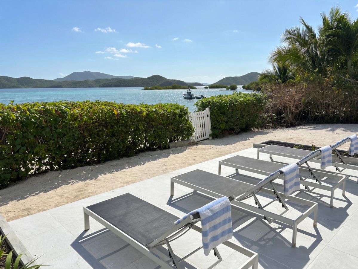 Rainbow Beach House outdoor kitchen and BBQ area