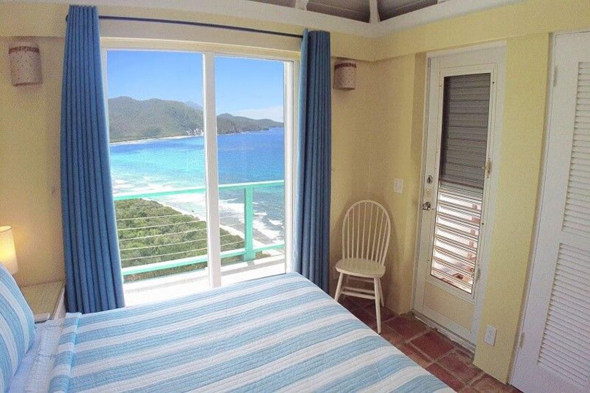 Reef Break Vista outdoor shower and pool area