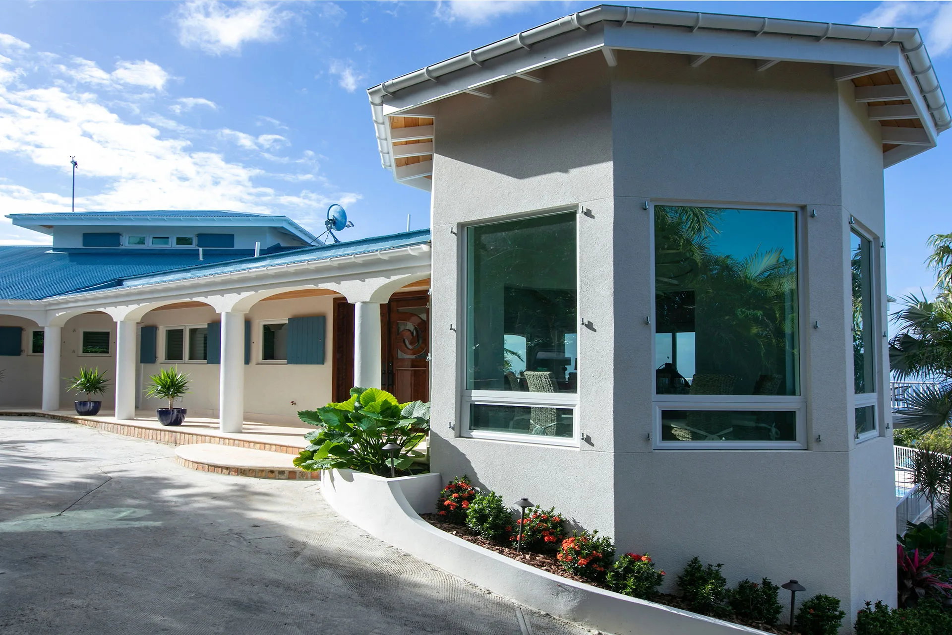Sea Forever wet bar and entertainment area
