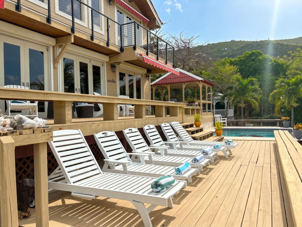 Seaside Breeze covered patio with dining table