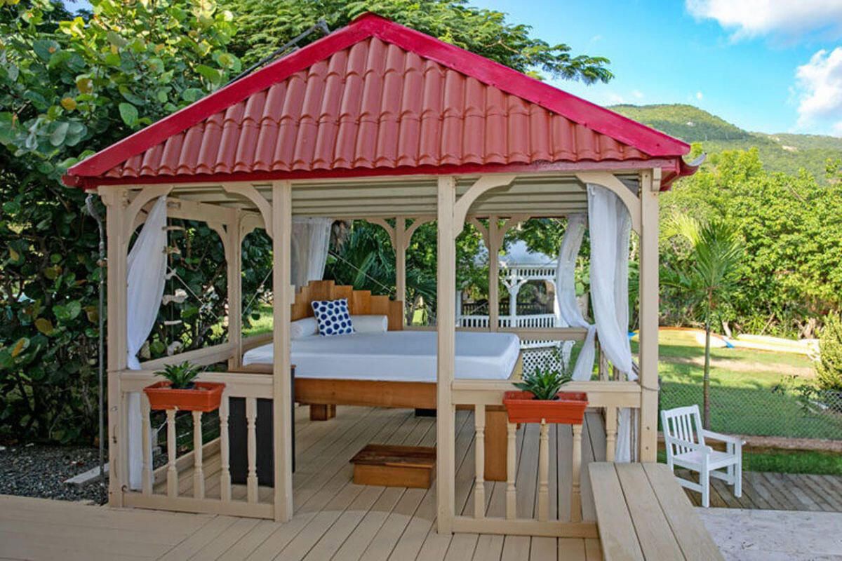 Seaside Breeze ocean view terrace and outdoor dining