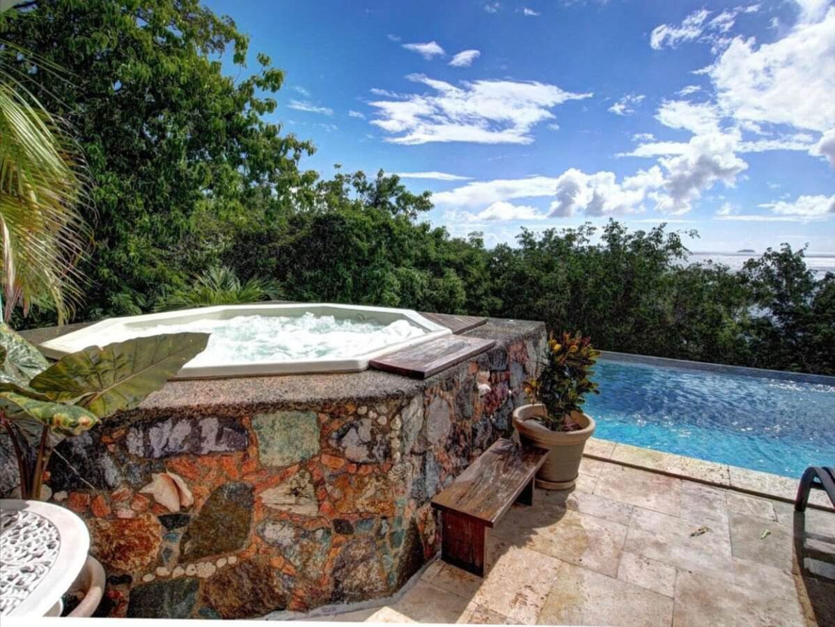 Villa Splendore private pool and sun deck