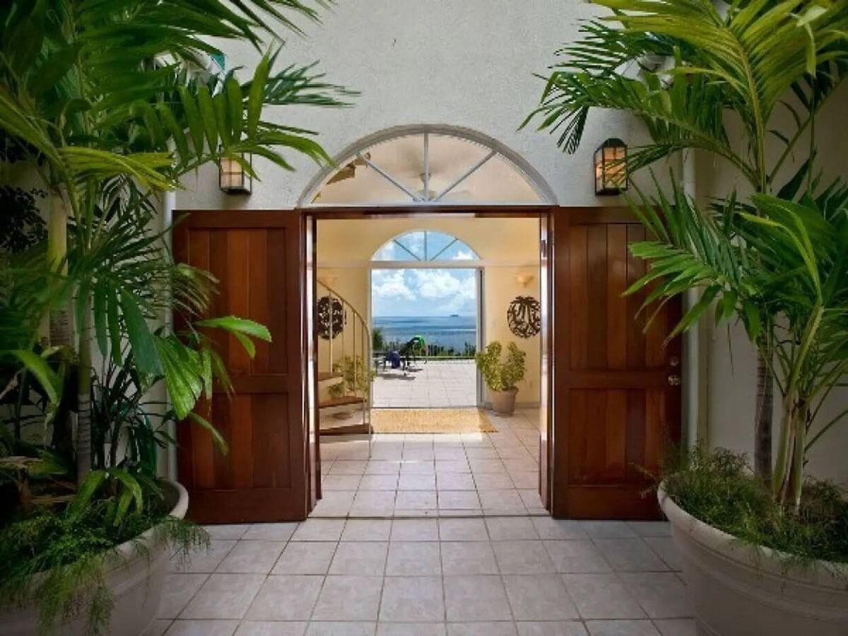 Villa Splendore air-conditioned bedroom with king bed
