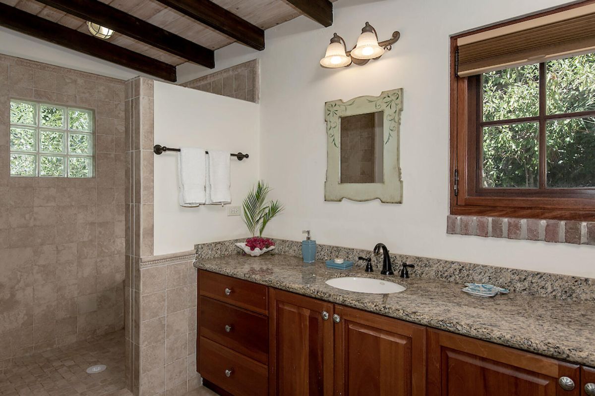 Vista Caribe outdoor shower and pool area