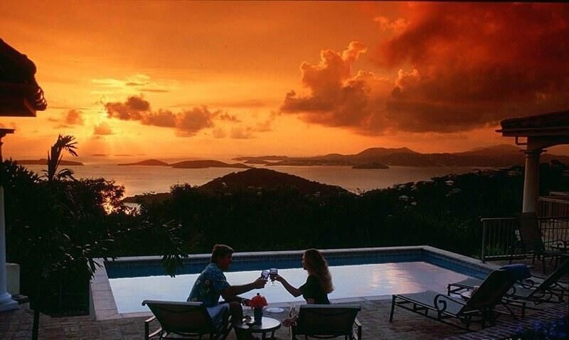 Vista Caribe poolside lounging area
